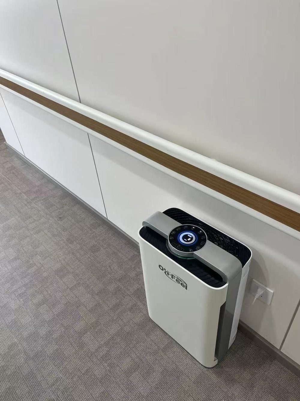 住院部走廊 · 贴墙落地放置